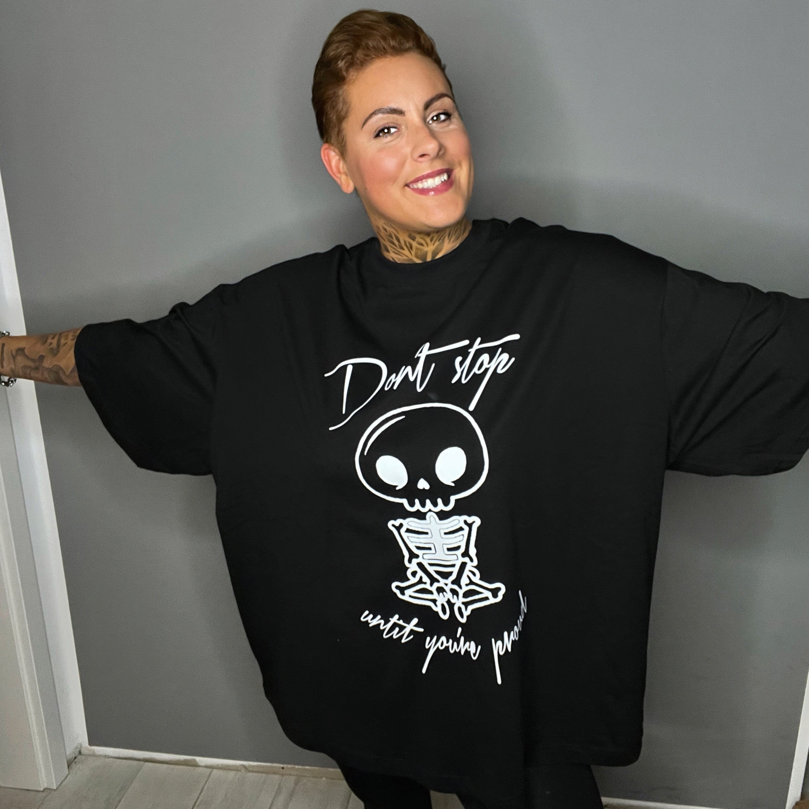 ZarahSkull" Huge Tee BLACK "SEATED SKULL"